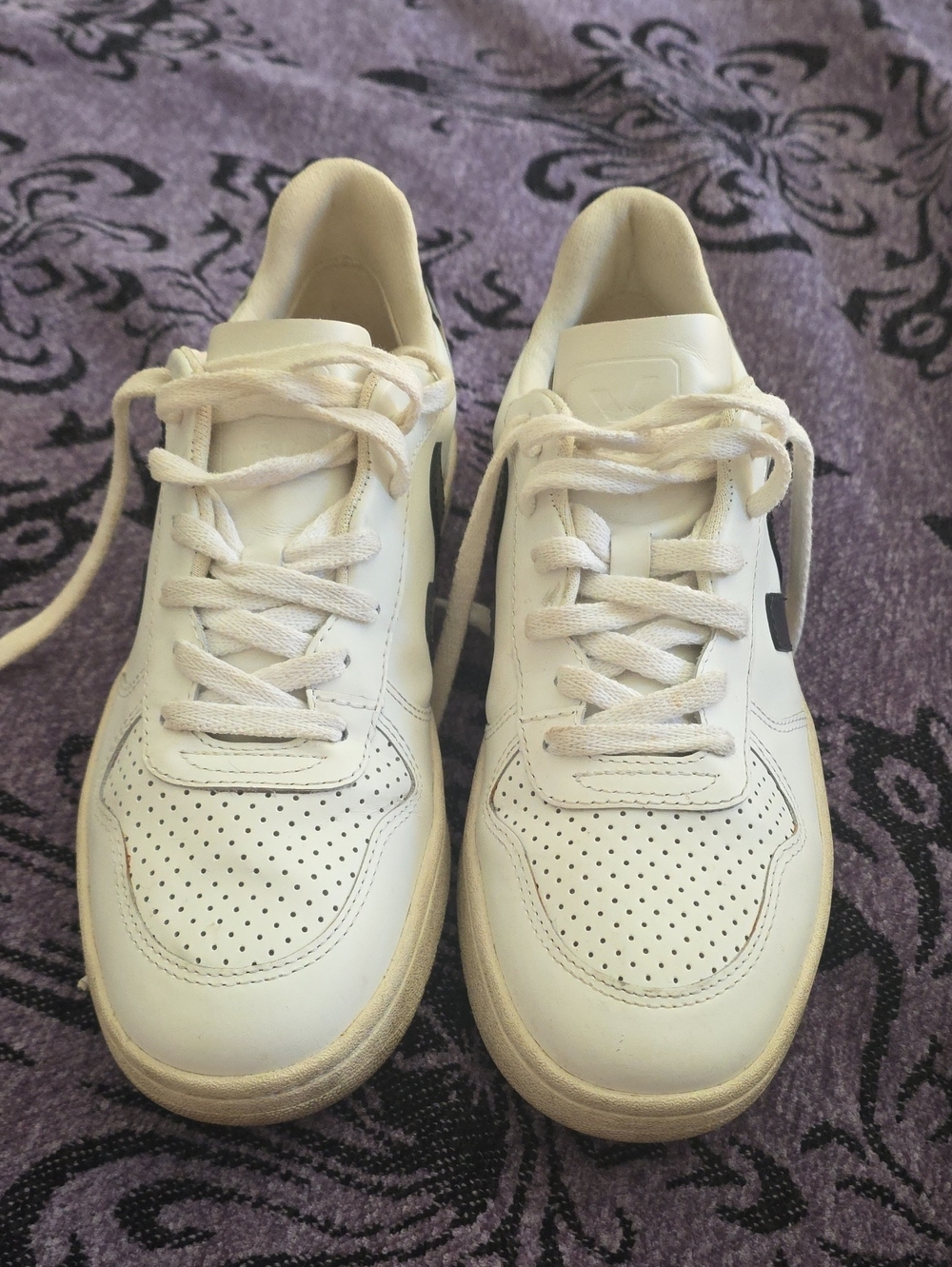 Veja V 10 White Men’s Leather SZ 7 Sneakers with Black V Detail
